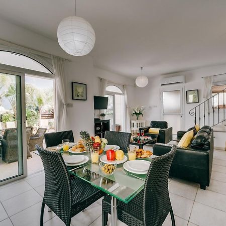 Villa Abbie Paralimni Bagian luar foto