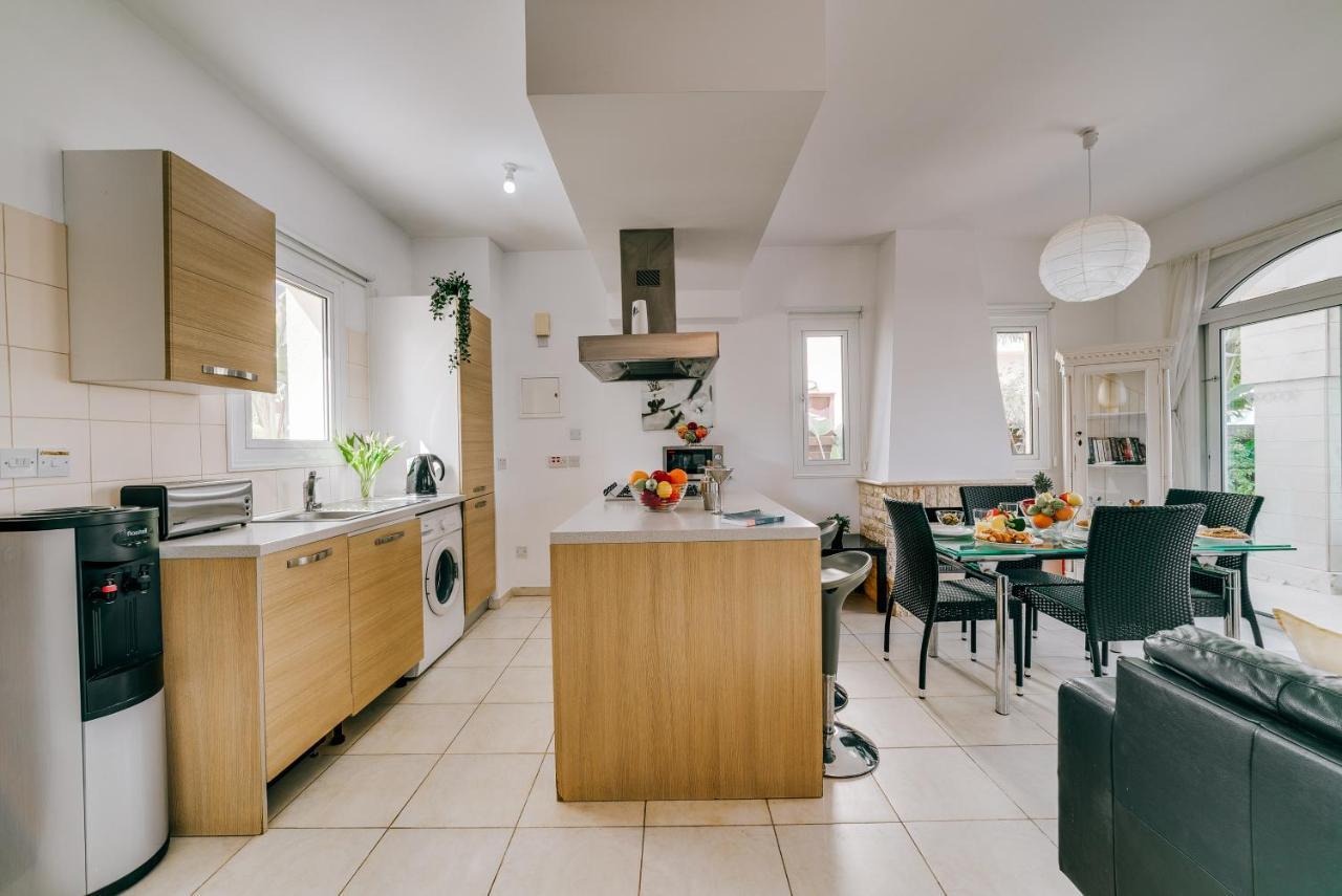 Villa Abbie Paralimni Bagian luar foto