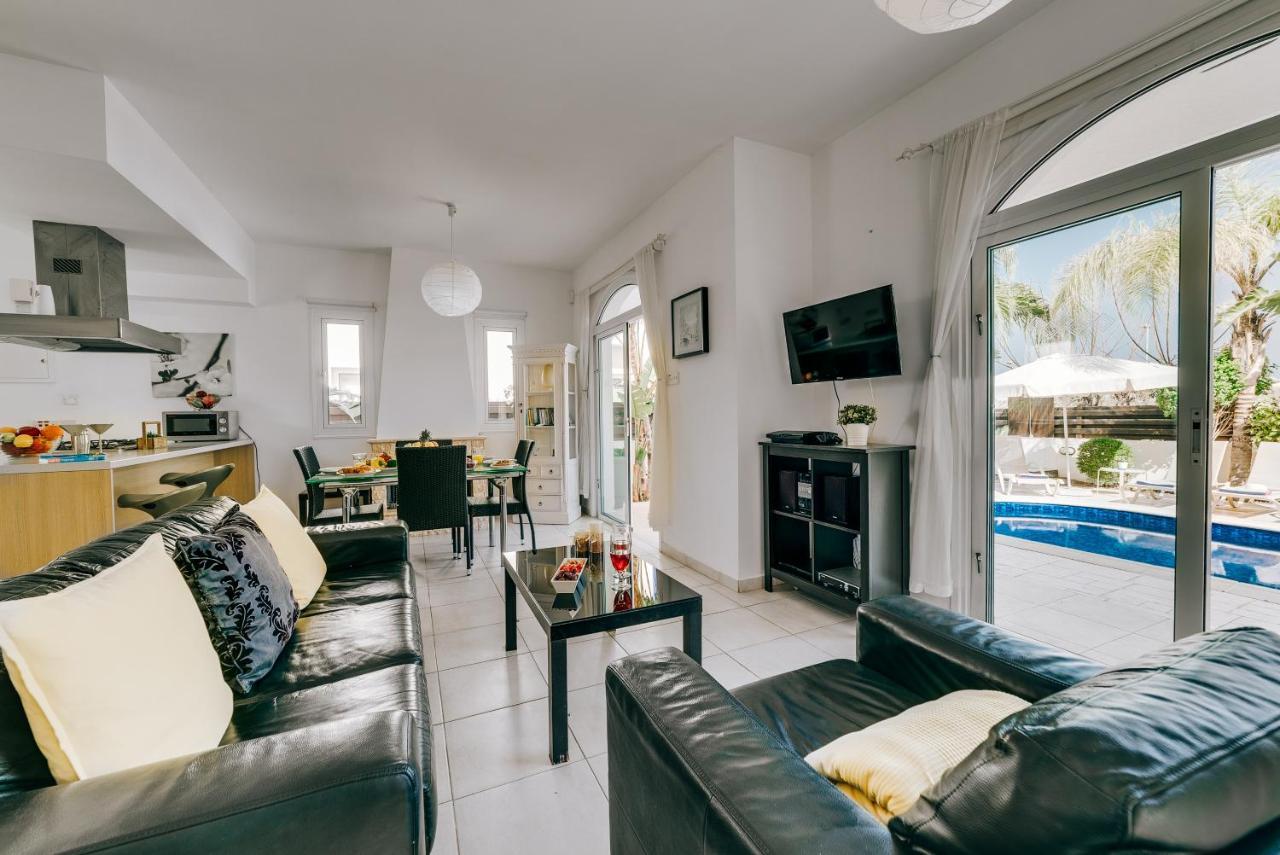 Villa Abbie Paralimni Bagian luar foto