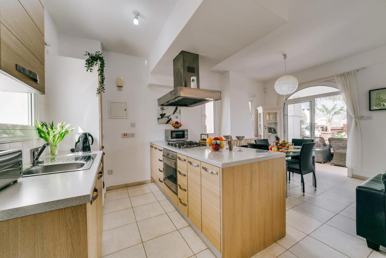 Villa Abbie Paralimni Bagian luar foto